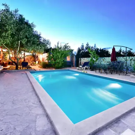 Villa Luxury Robinson With Pool & Jacuzzi Zdrelac