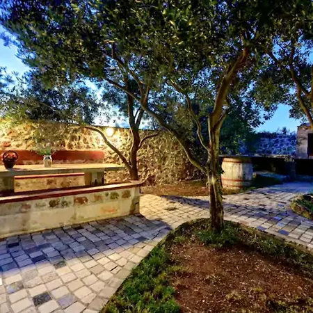Villa Luxury Robinson With Pool & Jacuzzi Zdrelac