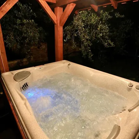 Villa Luxury Robinson With Pool & Jacuzzi Zdrelac