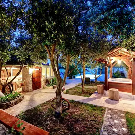فيلة Luxury Robinson With Pool & Jacuzzi *