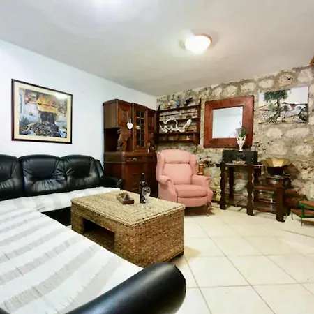 Luxury Robinson With Pool & Jacuzzi فيلة